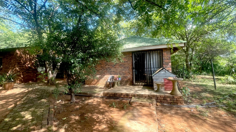 6 Bedroom Property for Sale in Hartbeesfontein North West